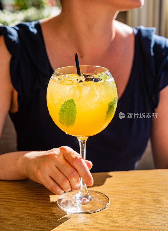 女士手持夏日特调饮品