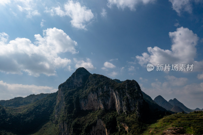 山脉 山峰 山峦 云雾缭绕的山峰