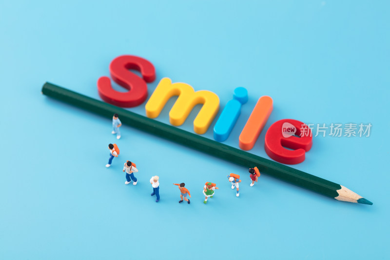 微缩创意Smile和人偶组成的笑脸