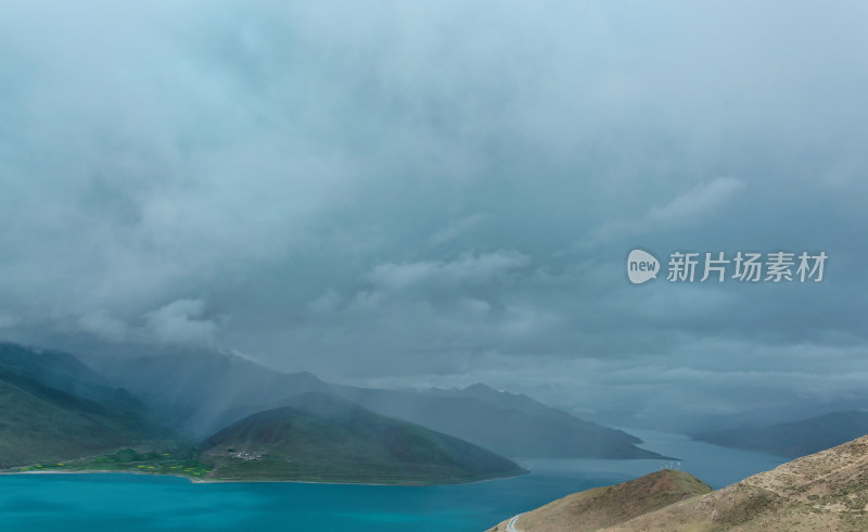 西藏山南山顶俯瞰羊卓雍措羊湖全景风光