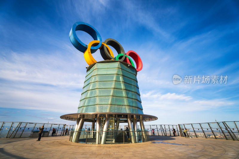 游客登上北京奥林匹克塔顶奥运五环观景台
