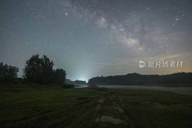 野外草地夜空下的璀璨星河