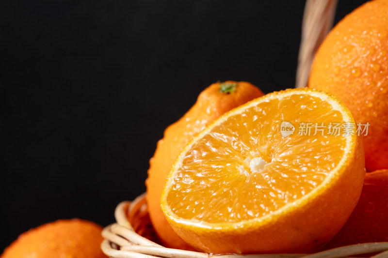 装在篮子里的爱媛果冻橙