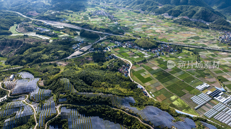 航拍大型光伏发电基地，新能源产业基地