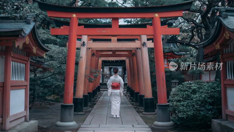 女人穿着日本和服