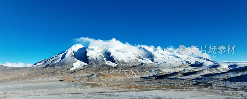 高清新疆雪上摄影背景图