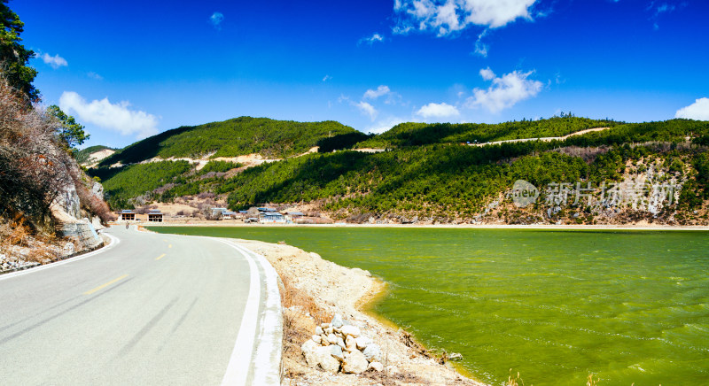 云南大桥香格里拉纳帕海湿地湖泊与公路