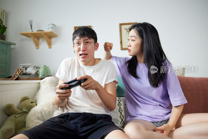 青年女人和玩游戏的男朋友吵架