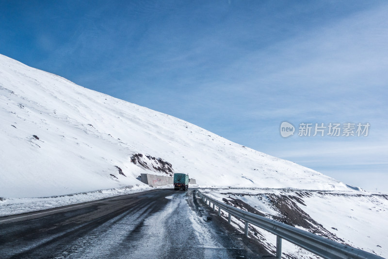 新疆冬季雪地公路