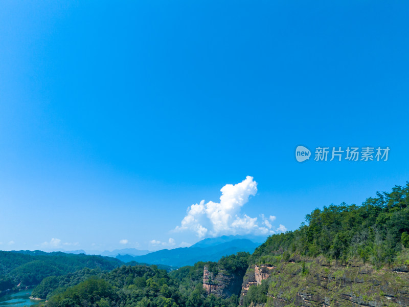 大金湖甘露寺青山绿水航拍图