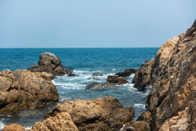 三亚西岛海滨礁石海浪