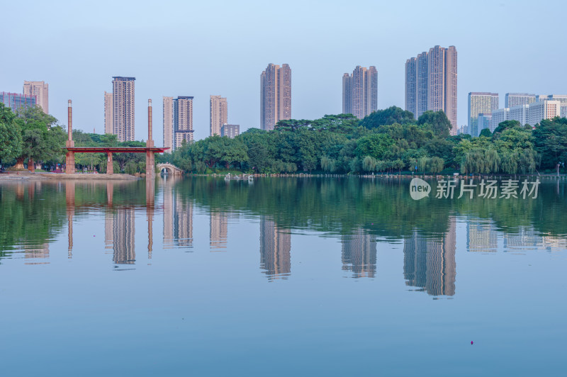 佛山千灯湖公园湖泊树林与城市高楼建筑