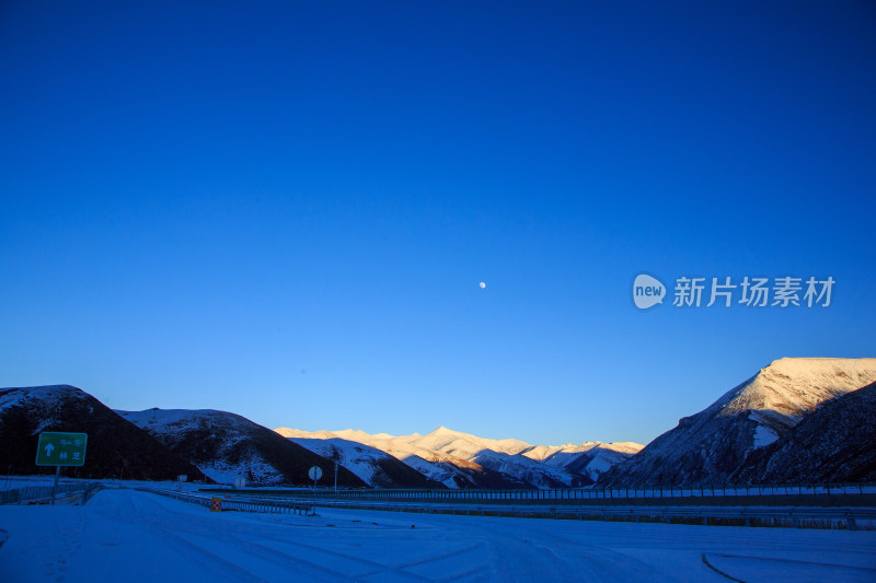 中国西藏冬季雪景米拉山口雪山蓝天