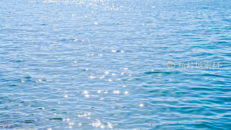 新疆赛里木湖湖面波光粼粼