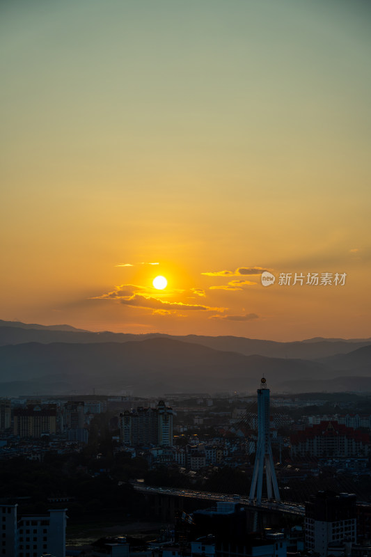 夕阳下西双版纳城市桥梁与建筑景观