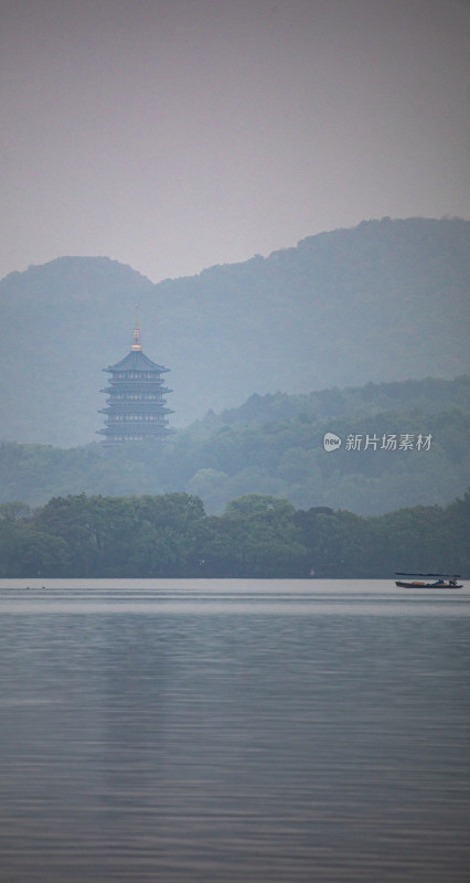 雾色中的西湖山水雷峰塔景观