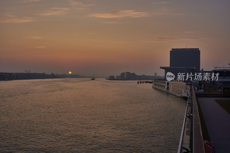 莱茵河日出