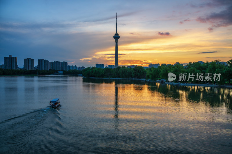 北京玉渊潭公园夏日夕阳晚霞与湖面上的小艇