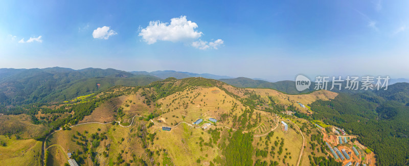 航拍山峦叠嶂的田园风光全景图