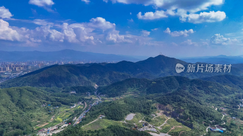 山川丘陵美丽乡村田园秋收景色航拍图