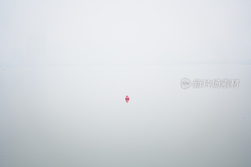 水面上的红色浮标