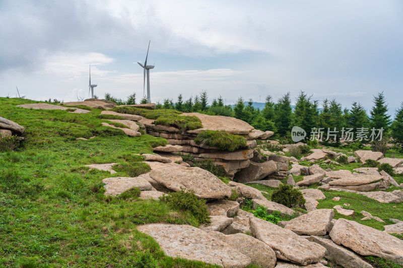 河北赤城沽源冰山梁岩石和风力发电机