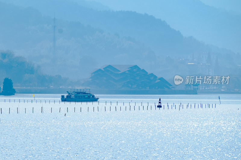 冬日晴朗的午后，浙江宁波东钱湖户外风光