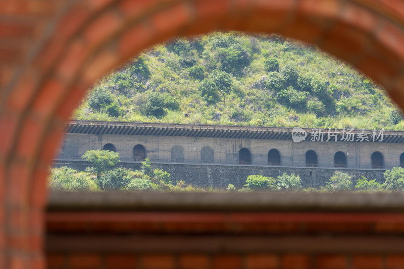 透过拱门看铁路建筑与山林