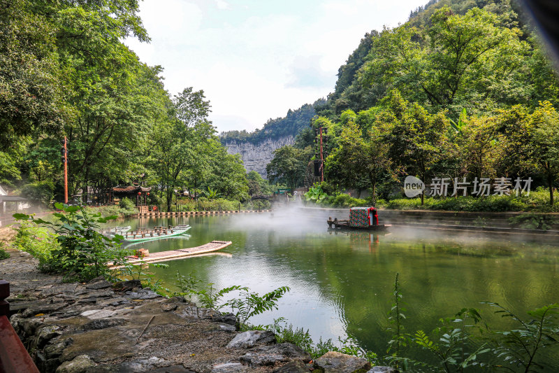 宜昌车溪民俗旅游区停泊在湖中的竹筏