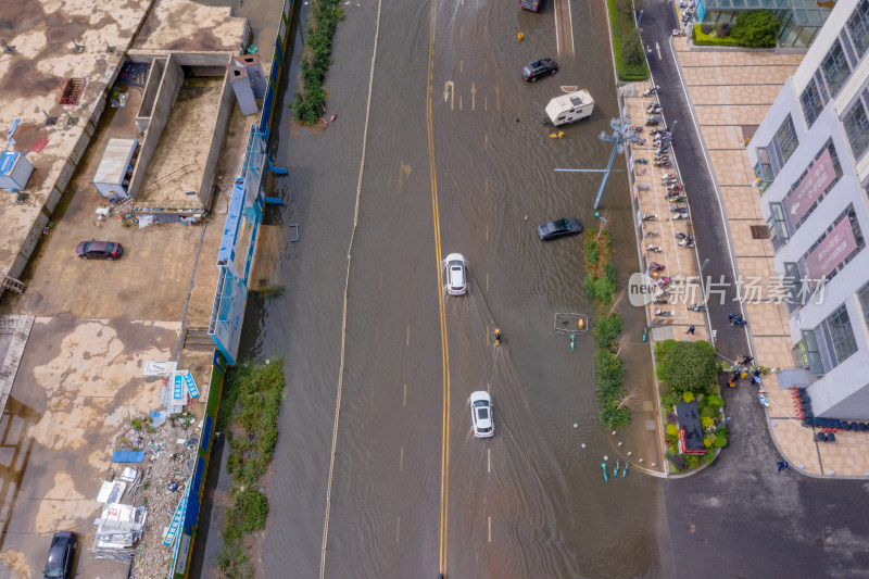 雨后积水的城市道路