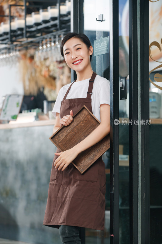 拿着托盘的咖啡店服务员