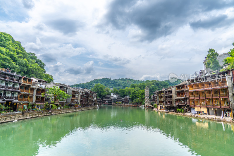 凤凰古城河畔苗族建筑与青山