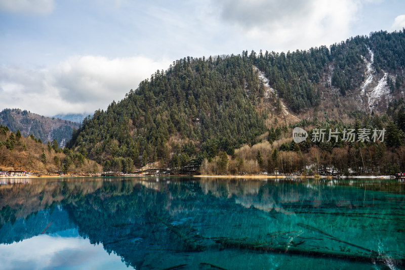 九寨沟山林环绕的蓝色湖泊自然风光