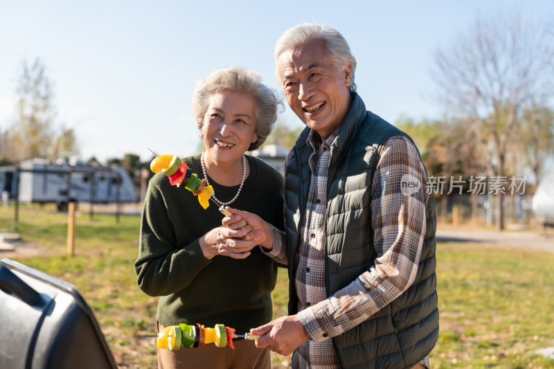 老年夫妻秋游野餐烧烤