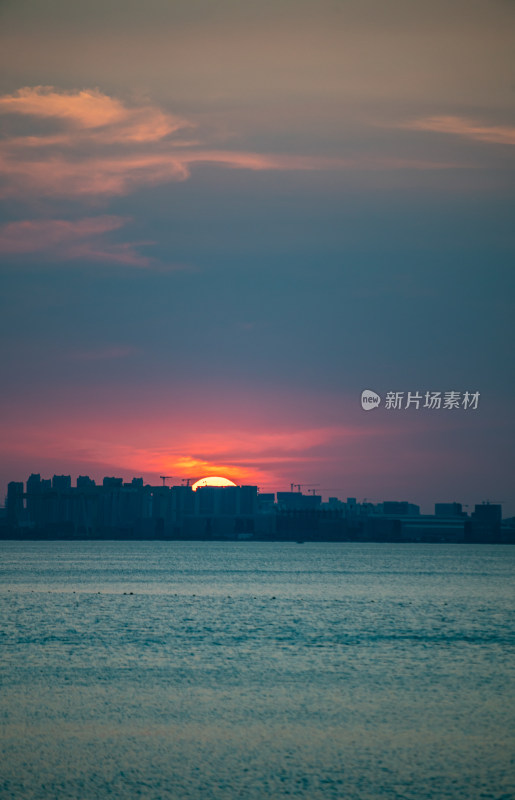 山东烟台金沙滩景区海上日落晚霞景观