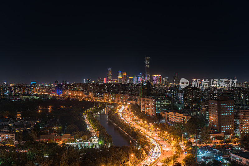 北京夜色车流交通河流与天际线