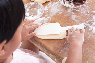 小孩子在砧板上制作面食面点