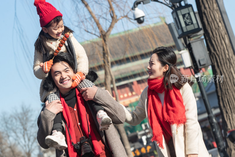 年轻父母带着女儿快乐旅行