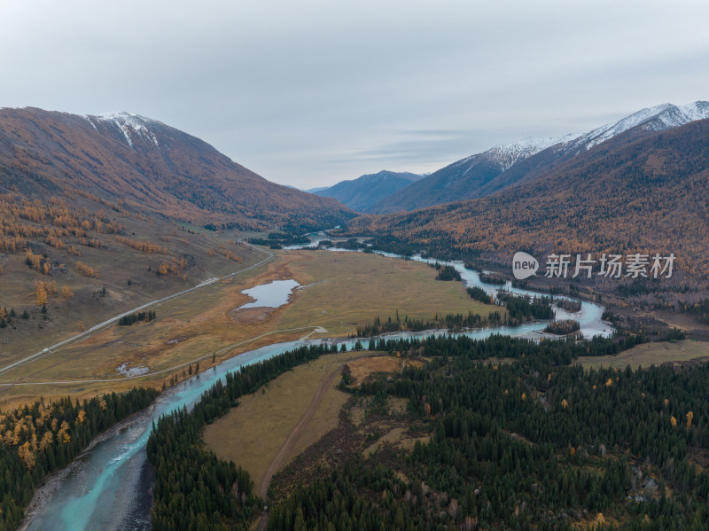 航拍新疆喀纳斯秋景全景