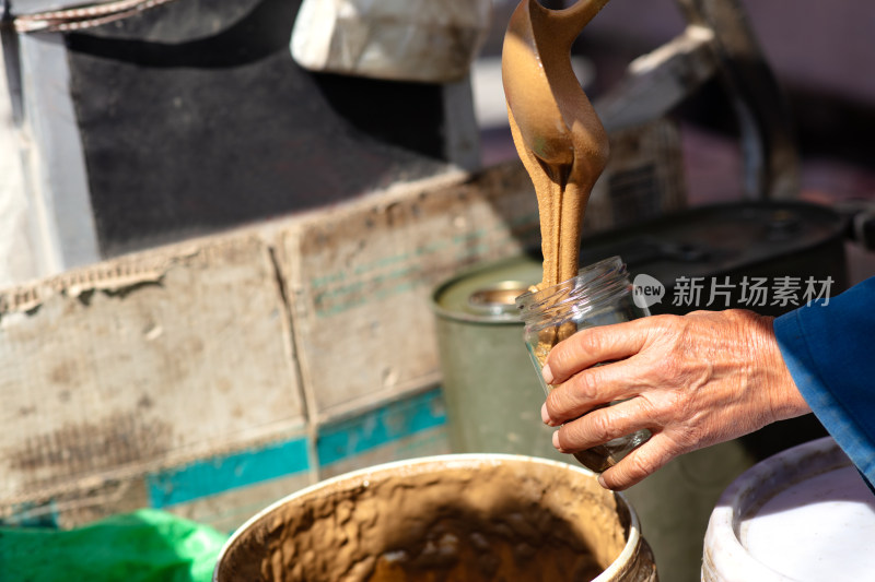 往瓶子里装入芝麻酱