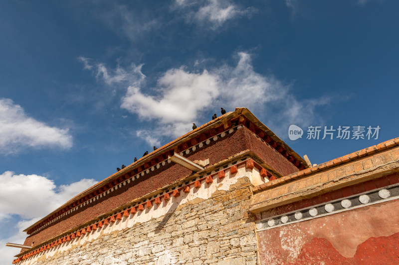 蓝天白云下的阿坝各莫寺寺院建筑