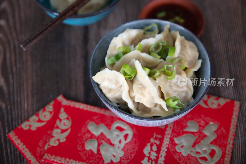 桌子上一碗饺子和蘸料红包