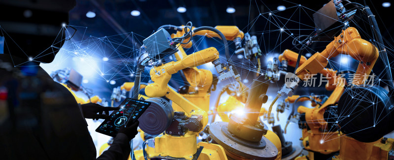 工人操控工业机械臂场景