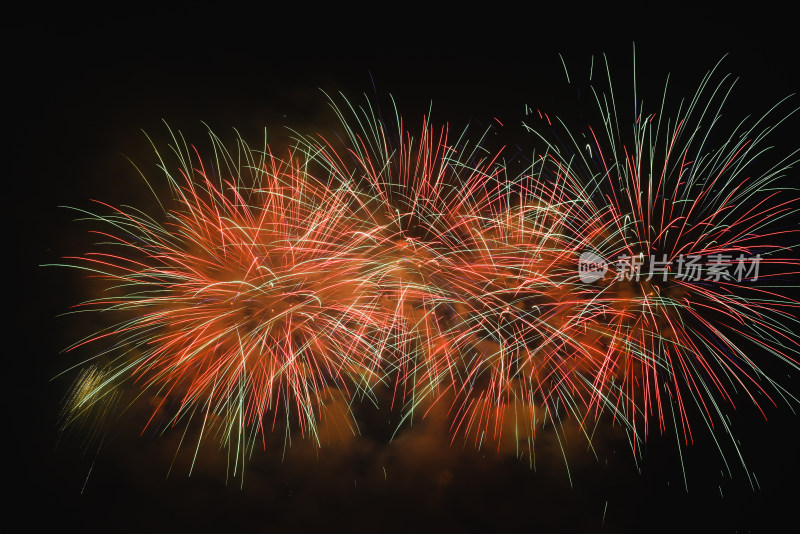 新年春节天空焰火烟火照亮庆祝背景