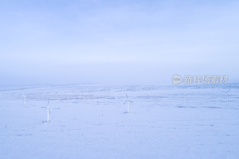 冬季雪地里的风力发电场