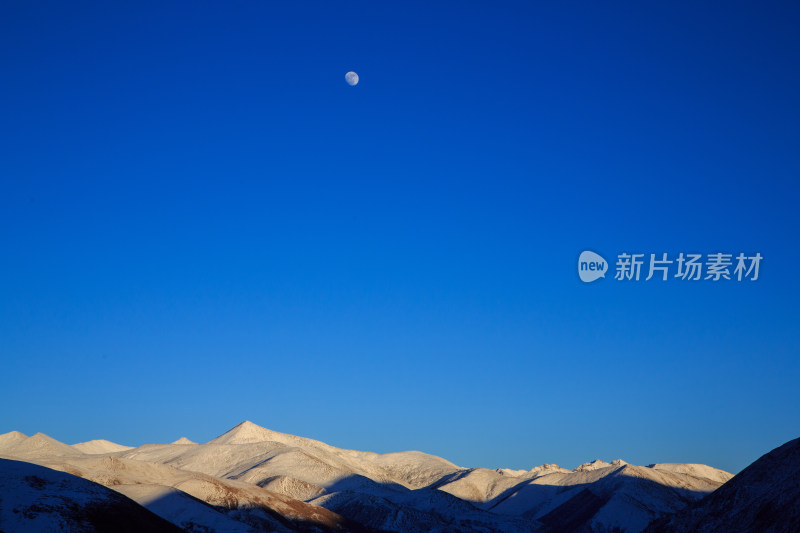 中国西藏冬季雪景米拉山口雪山蓝天