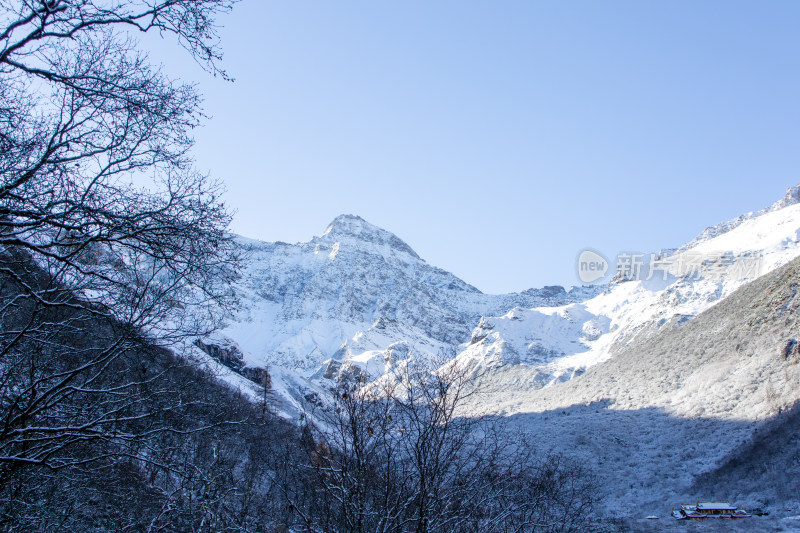 四川阿坝州黄龙景区冬日雪山胜景