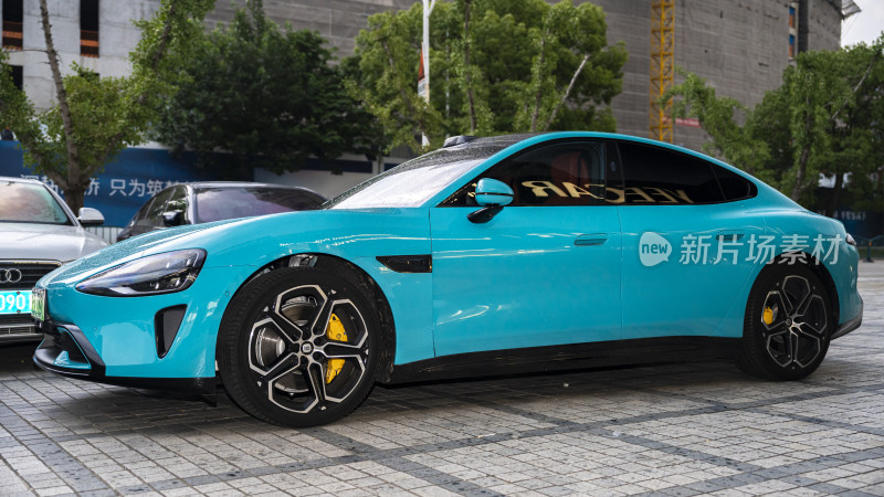 蓝色轿车户外停放场景