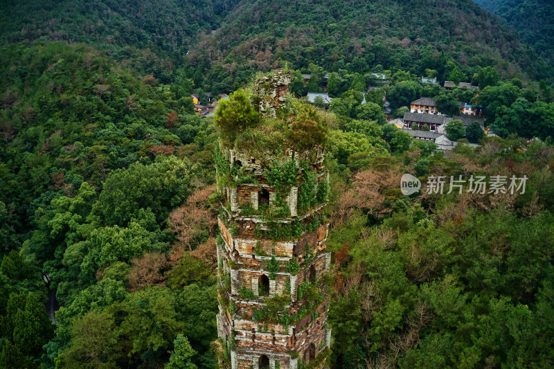 群山环绕的古塔