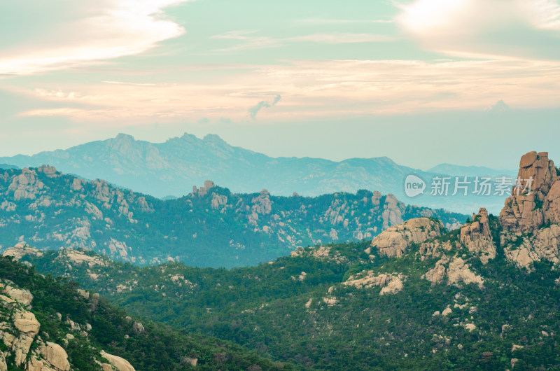 中国青岛崂山，云霞下的山峰重叠起伏